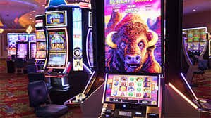 Tampilan kasino Big Time Gaming dengan dealer langsung dan antarmuka permainan